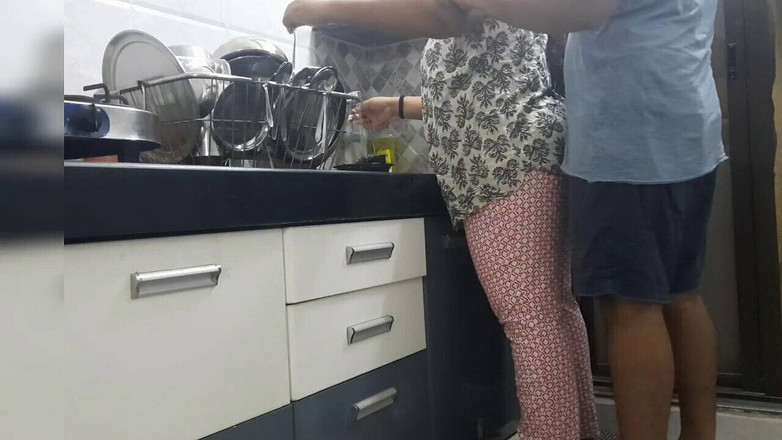 Karan Nitisha: 義理の兄弟が妻をファックするクリアなオーディオ