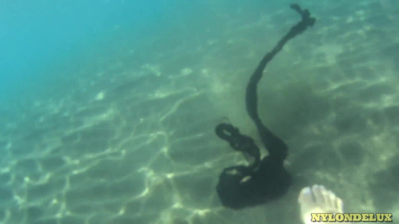 Nylondelux: Black Pantyhose Rip in the Sea