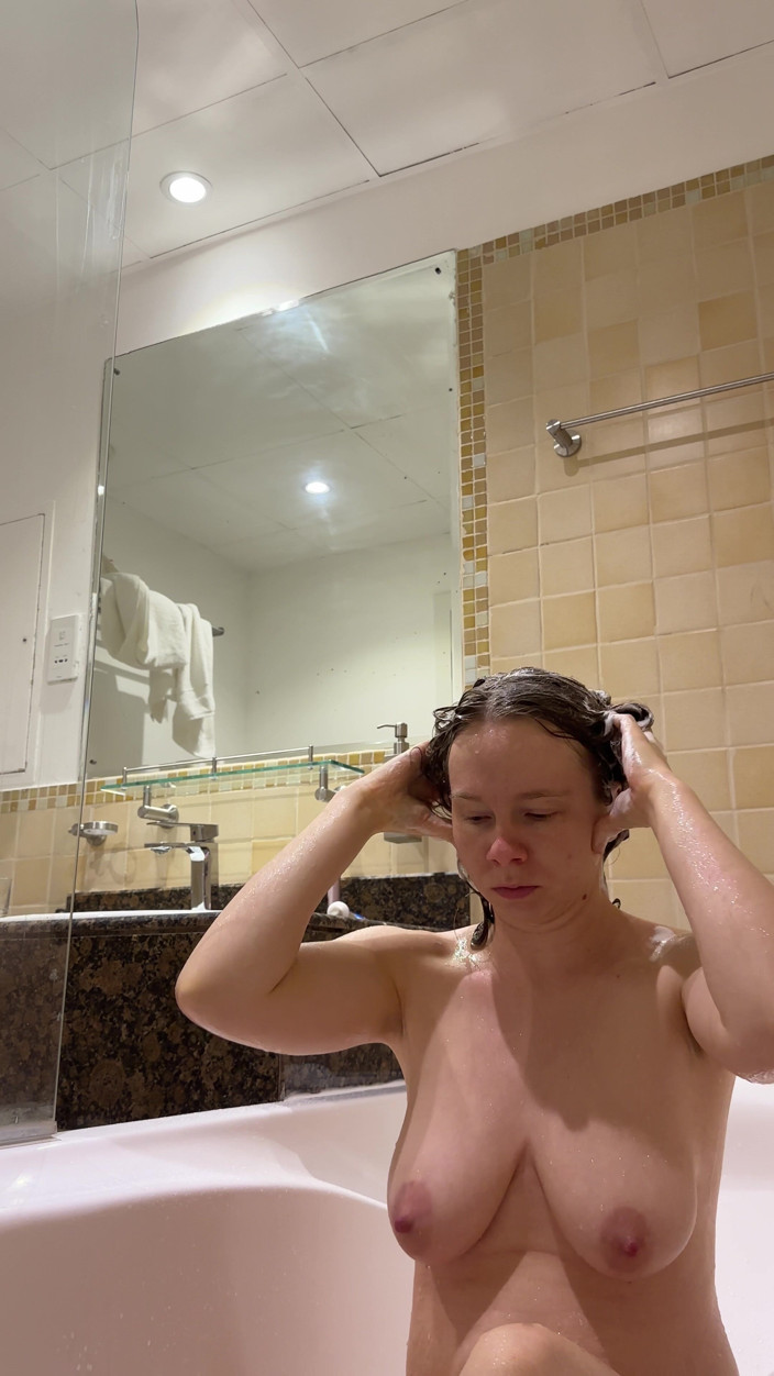 SweetLucy96: Bersenang-senang di bak mandi hotel