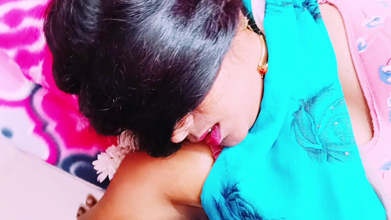 Telugu honey lips: Sari indien sexy, une belle femme au foyer trompe et...