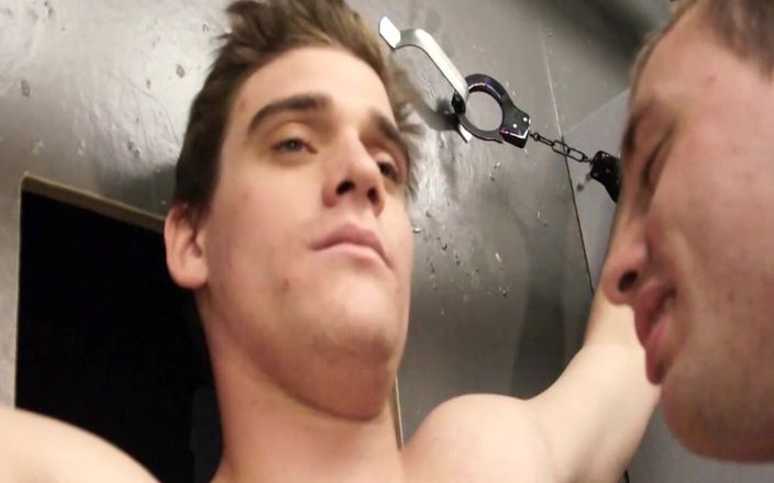 SEXUAL SIN GAY: ドレインされたペニス シーン2:同僚がお互いを縛り上げて、お互いのチンポをしゃぶり、精液を飲み込む遊び