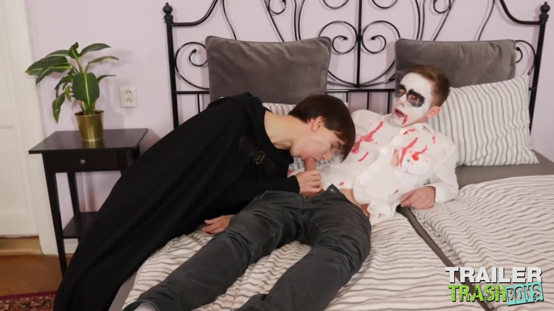 Trailer Trash Boys: TRAILERTRASHBOYS - Cute Jack Flynn barebacks twink Gregor Darc