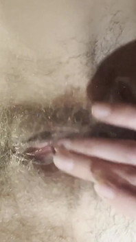 Bu guru seksi ini lagi asik masturbasi memek berbulunya saat istirahat istirahat