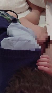 Moje kundička se třásla, tak jsem se vystříkal a dal si ptáka do sebe. Stříkání do kundičky v uniformě školačky. Amatérský.