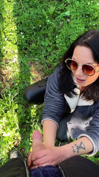 Sega nella foresta: una coppia diventa cattiva - lei mostra le sue tette e gli fa una sega subddie nei boschi
