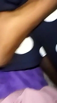 Na cor amarela, o vestido azul da calcinha azul é