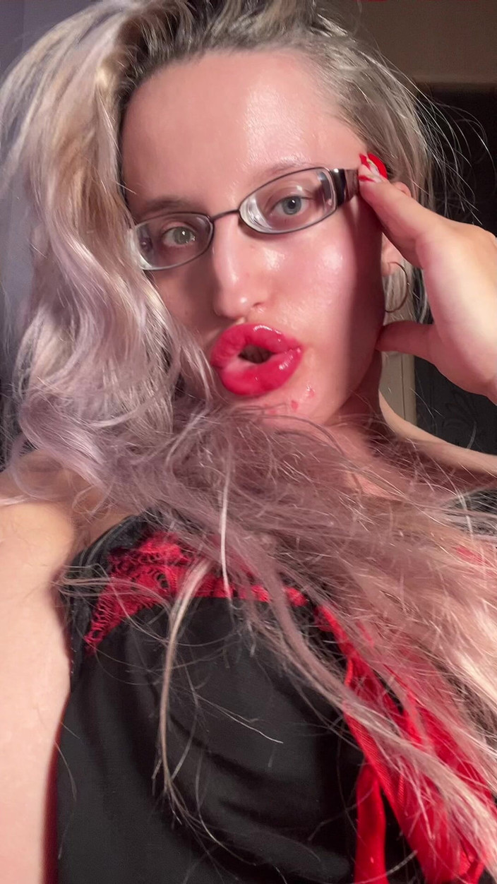 FinDom Goaldigger: Bimbo velké rty kouření JOI brýle