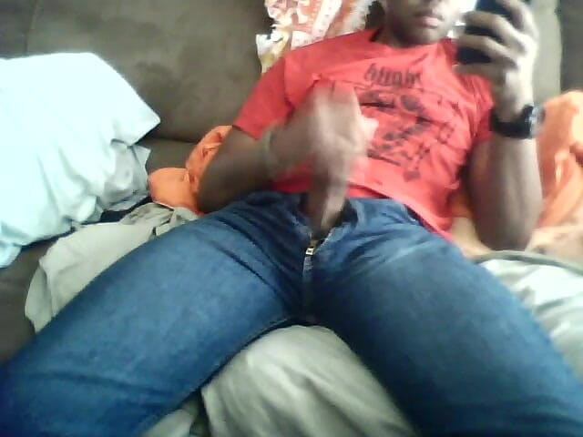 Pharoah Zeus: Masturbation sur le canapé, partie 6, vue de face, montrant