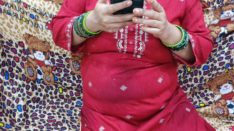 Catchybusty: Desi-Bhabhi wil ontspannen maar stiekem