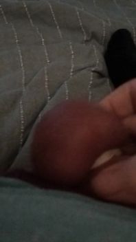 Berbaring di tempat tidurku dan bermain dengan kontol