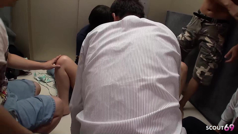 Asian porn collection: 阴毛浓密的日本苗条少女在无码的 jav 色情群交中性交