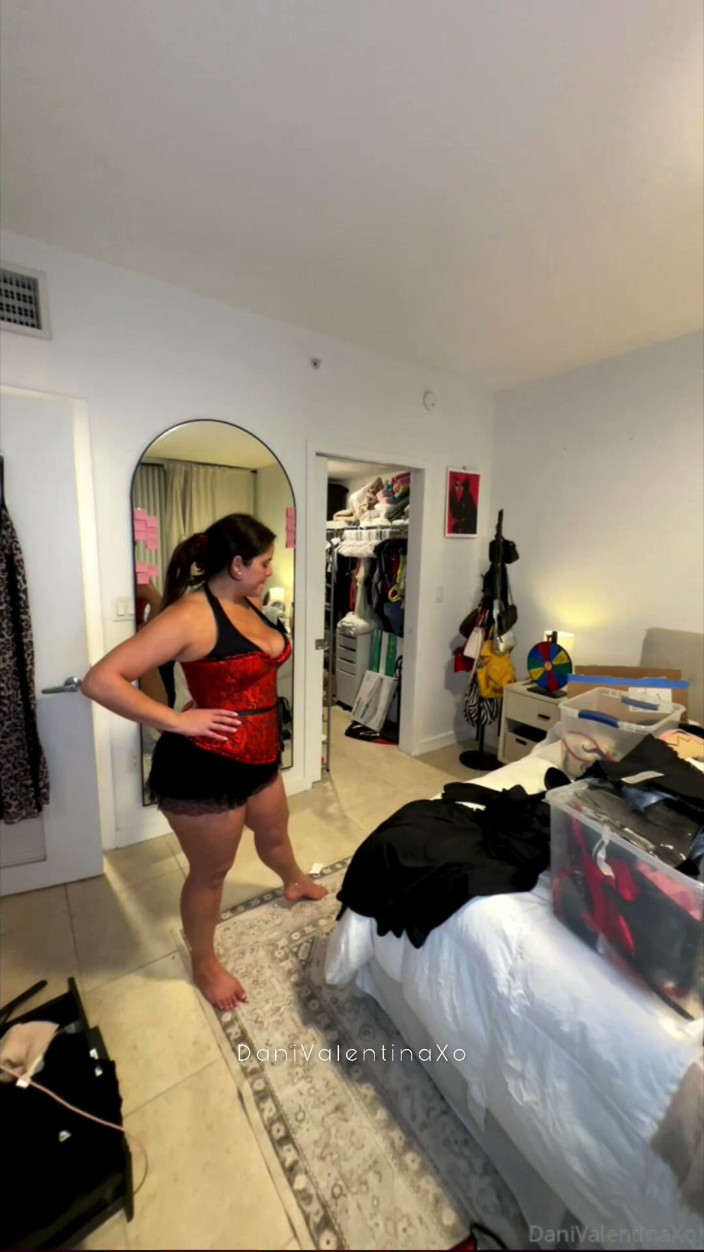 Dani Valentina: La prova innocente su live stream si trasforma in un...
