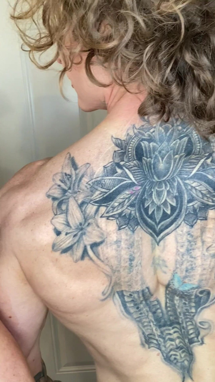 Vanessa Arizona: Muscle Mommies Flex Nude While Oiled up