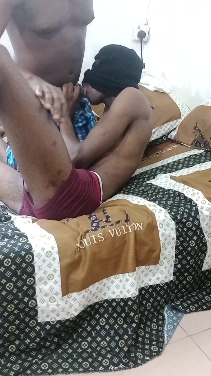 Enigmatic Buoy: 巨根のイケメンは犯されて甘やかされるのが好きです