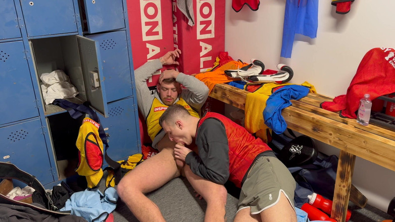 Jak Wycombe: Прямий хлопець відсмоктується в роздягальні