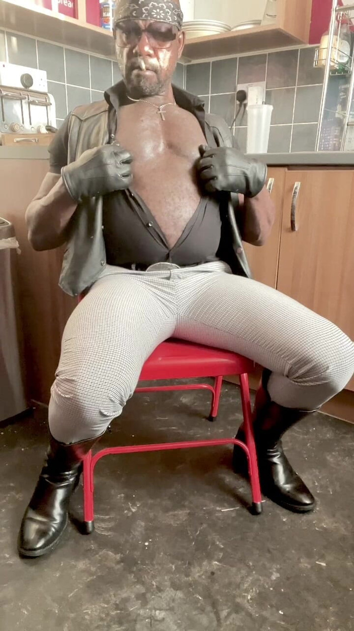 Black smoking muscle stepdad: 热辣熟女健美者抽烟和乳头玩耍