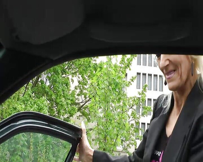 Paris Jango: Babička je velmi otevřená... je ošukaná na parkovišti!