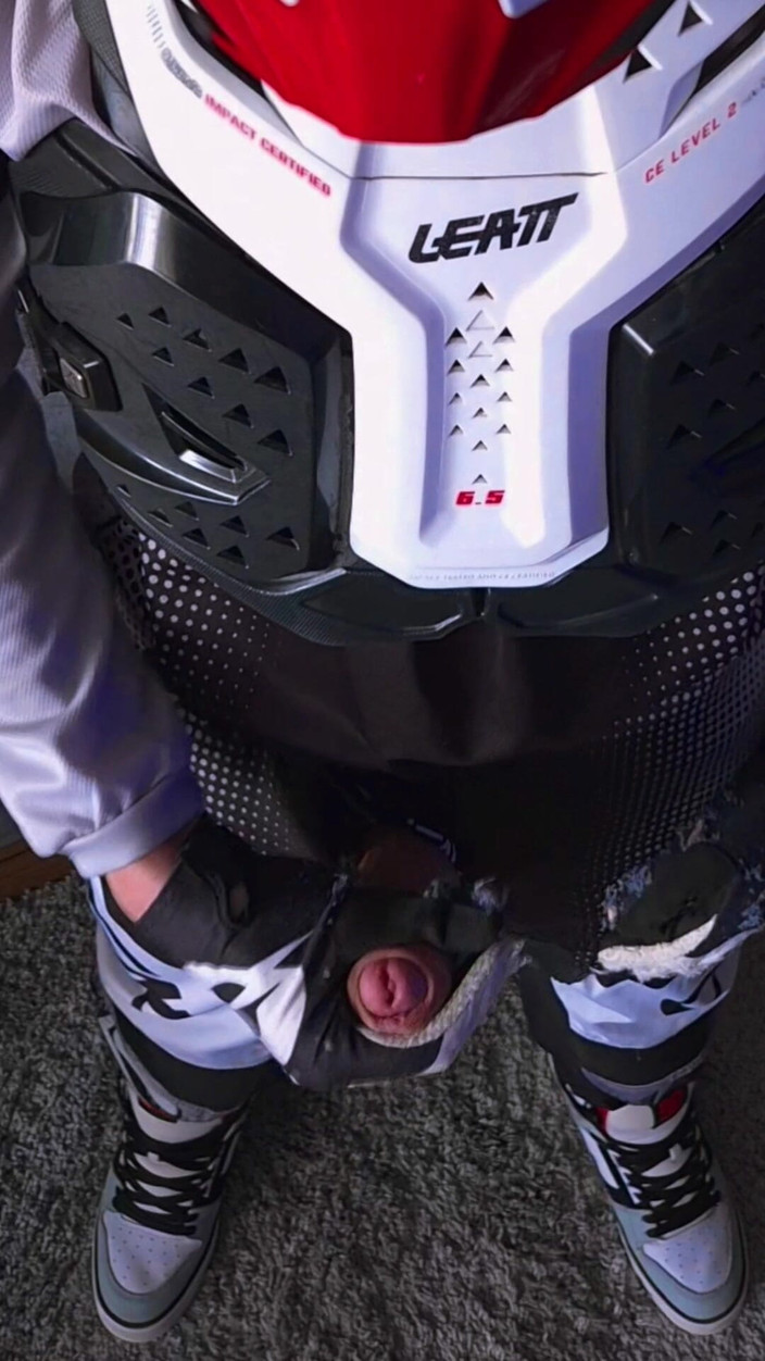 Sneakersmax98: Ejaculează pe cască în timp ce nimeni nu se uita.