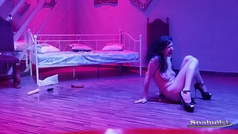 Spaingirl Natalie: Strip and Toy Live Show Club