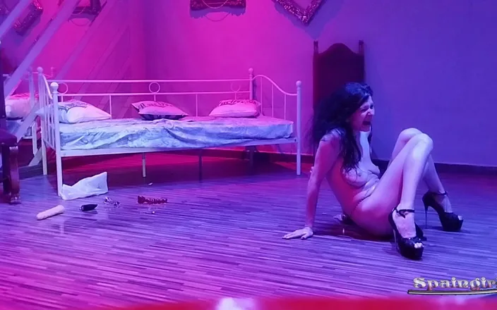 Spaingirl Natalie: Strip and Toy Live Show Club