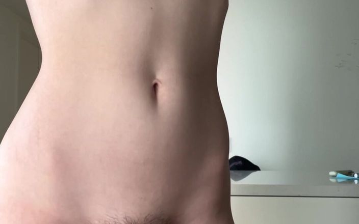 Lilbbtits: Mengongkek kaunter dapur saya dan menggesel kelentit saya