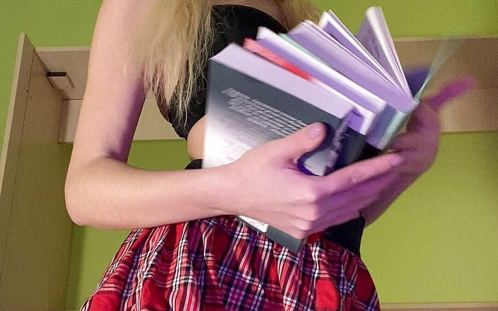 My bf cuckold: Fetei studente îi place să se masturbeze acasă cu un vibrator