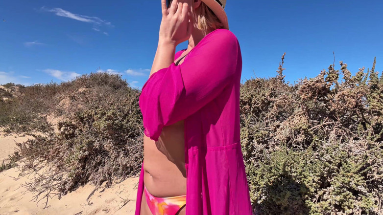 Emma Voyeur: Robe Rosa Trasparente - Tette in Spiaggia Stuzzica E Adorazione Del...