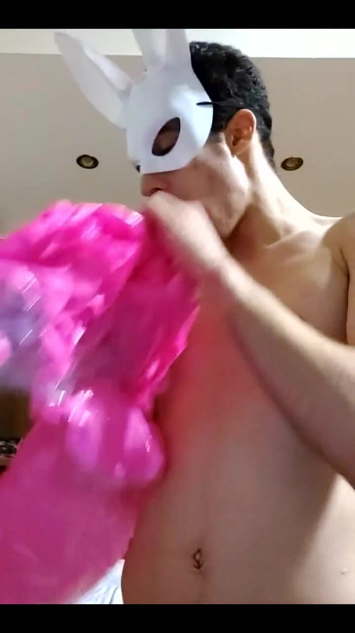 Floatie Boy: Bunny Looner wysadza w powietrze swoje dmuchane różowe krzesło i...