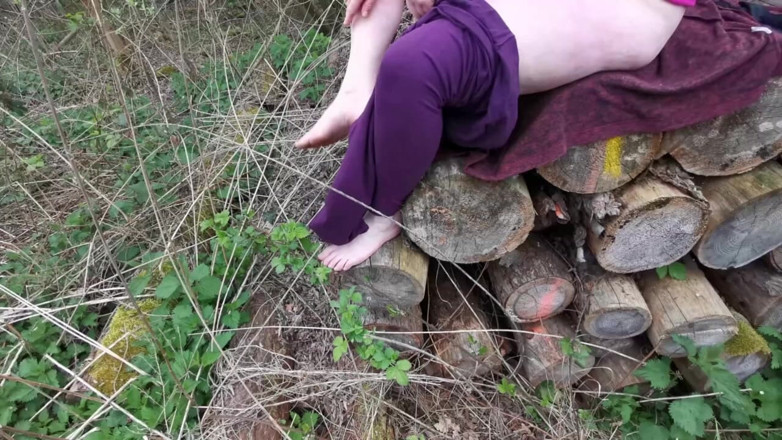 Bouncy Tits Action: Tvrdé fackování na její kozy při turistice lesem