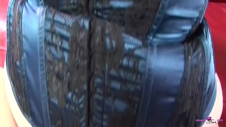 Naughty Black Girls: Une jolie fille sexy défie avec confiance son copain doting à...