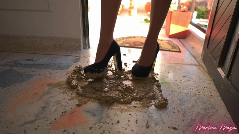 MartinaMagni: An Elegant Real Estate Agent Ends up in a Mess