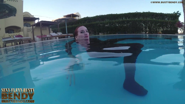 Fem Latex: erotic contortion bending outdoor