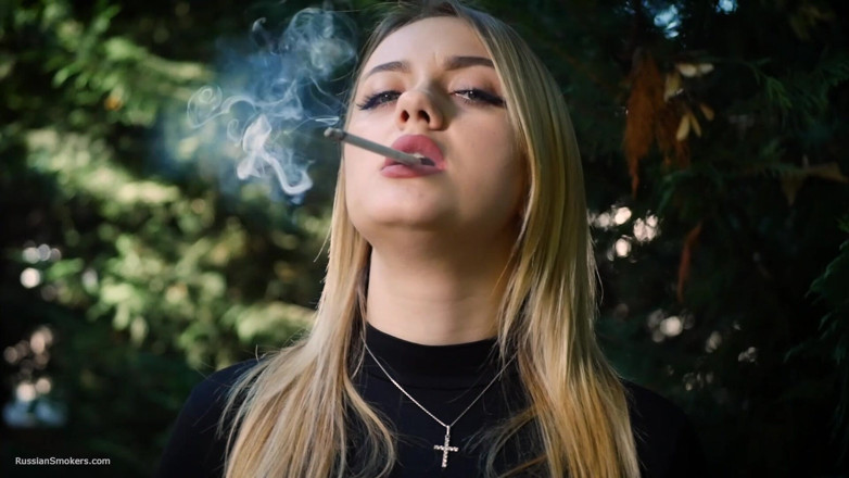 Russian Smokers: Het blondin baben röker en svart cigaretter i naturen