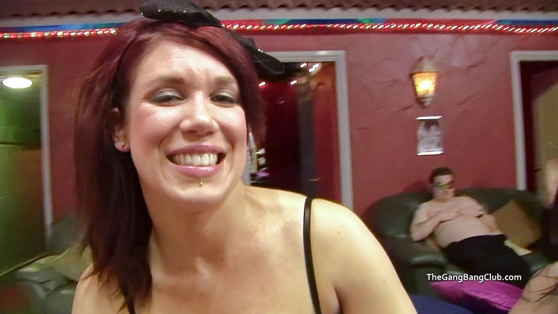 The Gangbang Club: लाल बालों वाली milf(चोदने लायक मम्मी) हाथों से चुदाई और लंड चुसाई करते हुए प्यार करती है