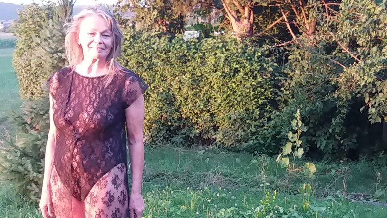 martinawest: Oma Draagt Buiten Een Doorschijnend Bodysuit.