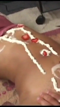 Lesbiene fierbinți se joacă și se bucură de curve reale cu jucăriile lor sexuale vibratoare în pizdele umede