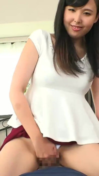 她把我的鸡巴引向她的内裤，一直诱惑我，直到我射在她的内裤上