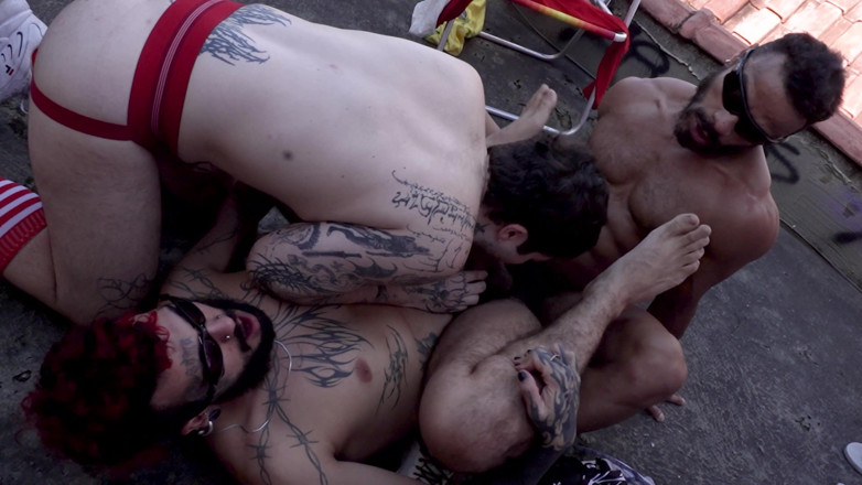 Dirty tricks gays: Itu adalah sepak bola di atas lempengan, tetapi pacar hetero...