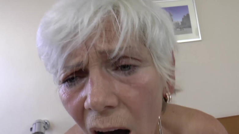 Mature Climax - 100% Mature Videos: O femeie mai în vârstă tatuată este futută în camera de hotel