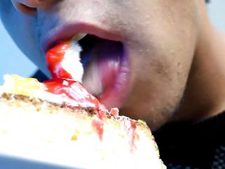 Dreichwe: Eating cake with his mouth