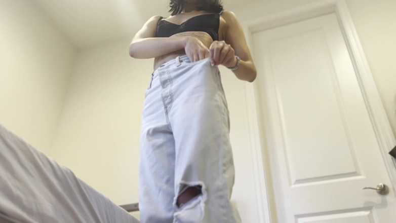 Felicity Azura: Giantess Squats in Jeans