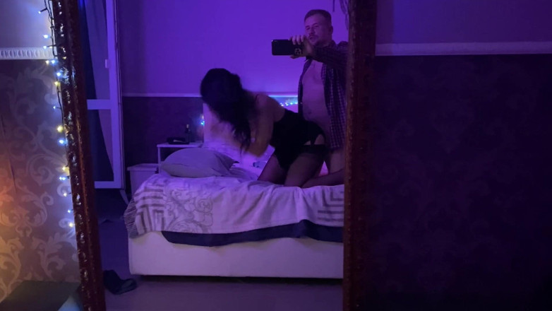 Slowly Tease: (celé znění) Bohyně v nylonových punčochách jezdí nahoře