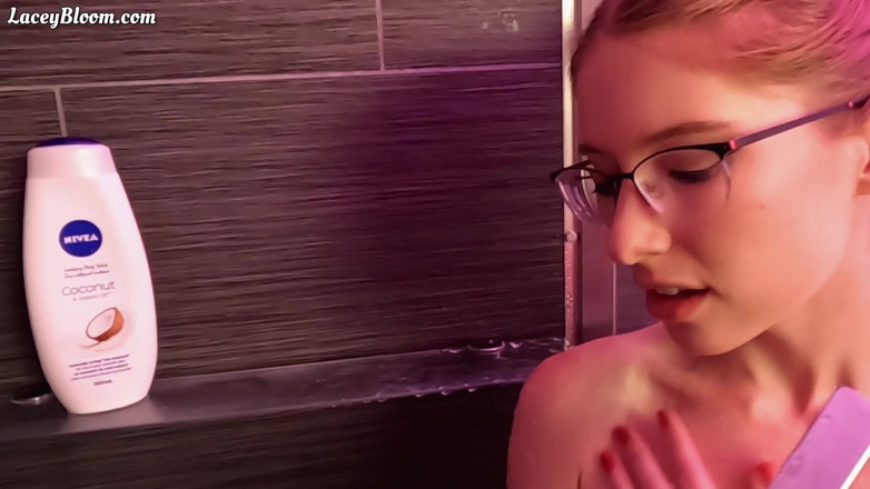 Lacey Bloom: Dildo Allo spiedo nella doccia 1608