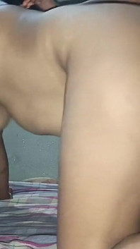 Üvey kız kardeşimi küçük götünden sikiyorum ve içine boşalıyor - üniversitede Hintli desi anal seks