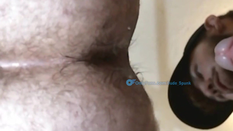 Dude_Spunk: 匿名大鸡巴毛茸茸的tradie在硬生吊带繁殖后射在毛茸茸的精液倾倒水箱