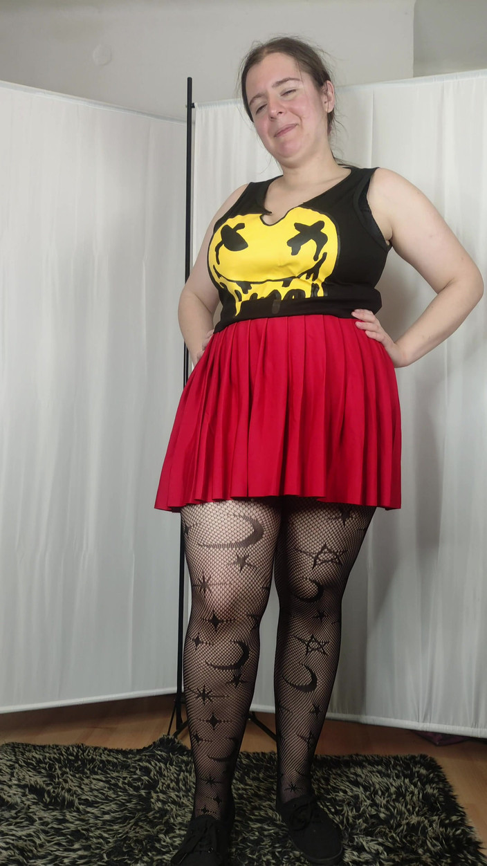 Lena Rose: [4k] Приміряти колготки з малюнком і червону міні-спідницю