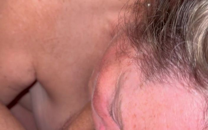 Bonewizzard69: 自然的辣妹妻子知道如何在她的嘴里工作鸡巴