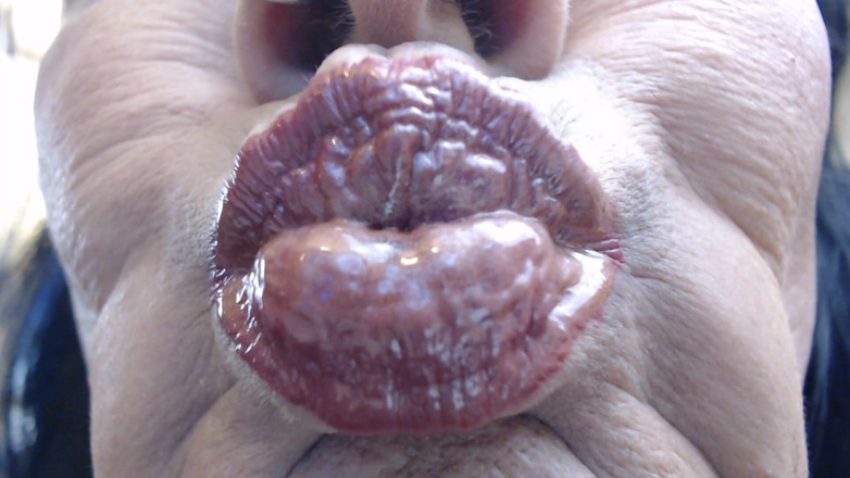Abby Anna: Wand gold gloss super pucker close up