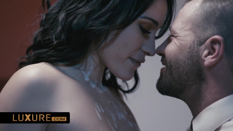 Luxure: Surpresa sexy de Lola Bellucci