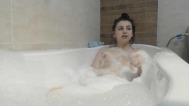 Katherine Squirt: Já nahá a teplá voda s bublinkami